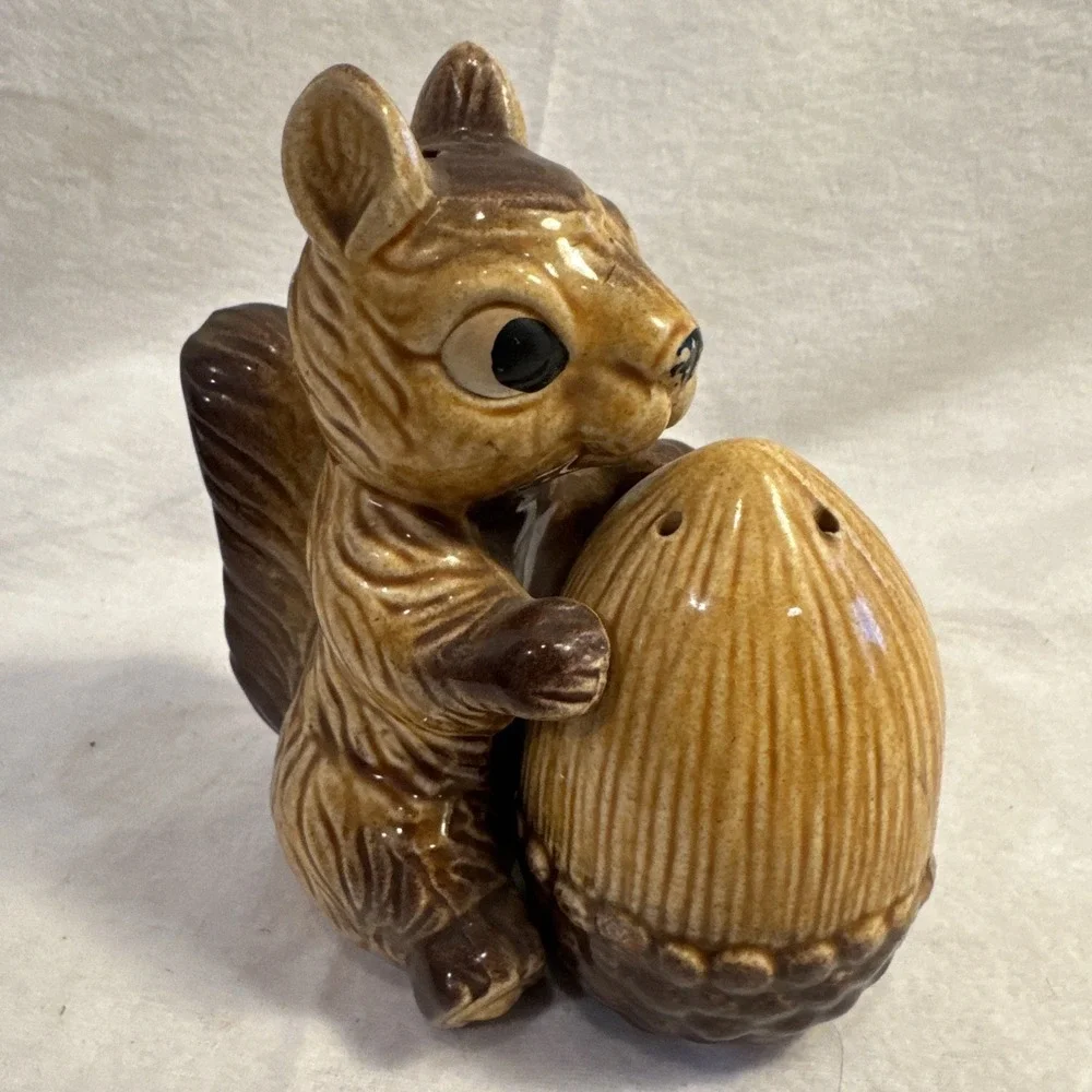 Vintage Ceramic Squirrel &‎ Acorn Salt & Pepper Shaker Set Cabin Mtn Core Japan